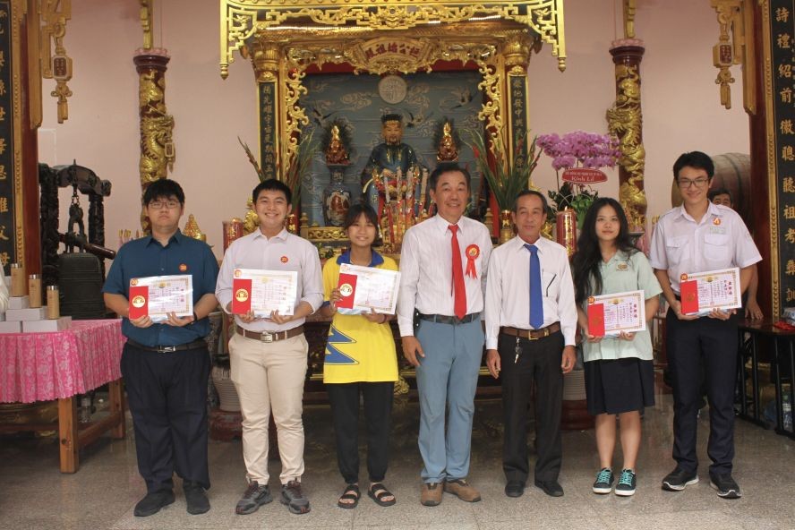 郑氏宗祠向优秀子弟派发奖学金。