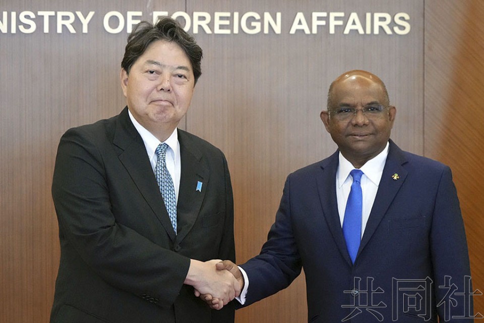 图为7月30日在马尔代夫首都马累,日本外相林芳正(左)与该国外长沙希德握手。(图:共同社)