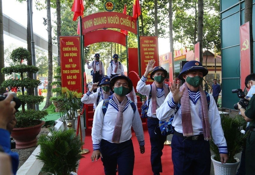 本市青年啟程入伍。