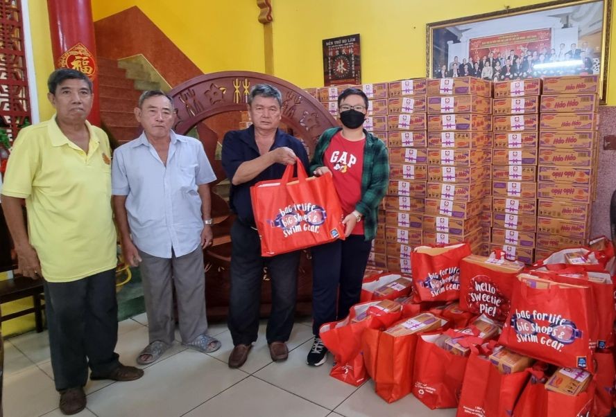 林氏大宗祠派发盂兰节礼物。