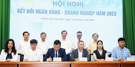市人委会主席潘文迈出席守德市人委会举办的银行与企业对接会议。