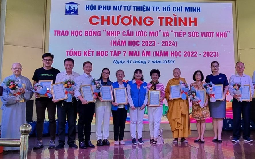 组委会向各华人单位颁赠感谢状。