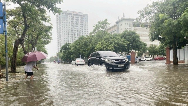 由于缺乏同步排水系统,荣市逢大雨多条街道往往遭受严重水淹。(图:国强)