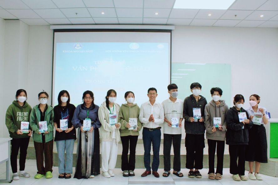 文献大学执行经理邓青武（右六）向大学生派发礼物。