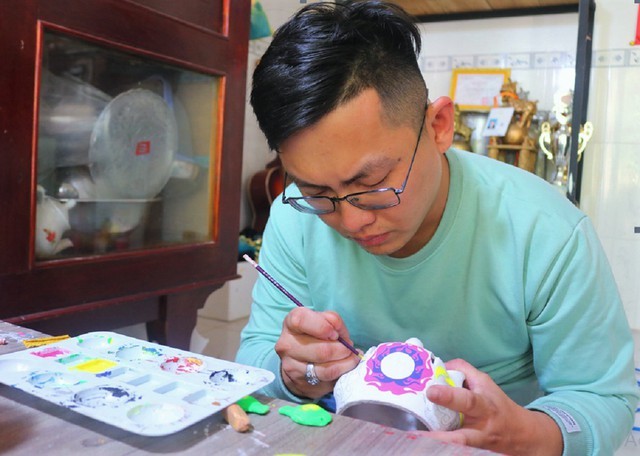 陈青景在空闲时间制作小狮头,每月多赚数百万元。