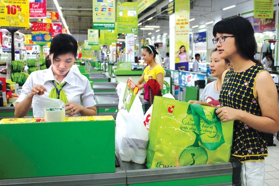 消费者使用环保袋在超市购物。(图:新河内报)