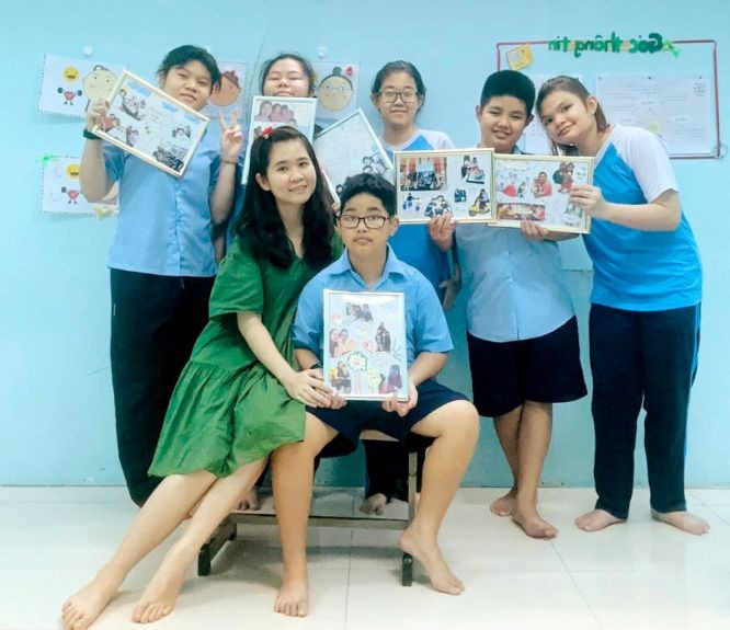 第十一郡“五‧一五”特殊学校的黎黄玉欣教师与学生们合影。