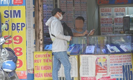 某手机商店在销售电话 SIM卡。(图:互联网)