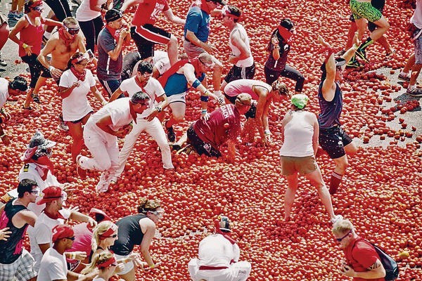 游客参加西班牙番茄节。 游客参加西班牙番茄节。