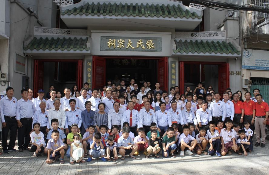 张氏宗祠全体理事会与优秀生合影留念。