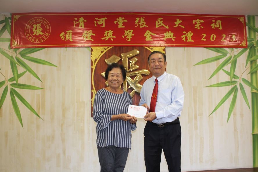 张氏宗祠理事长张敬明向第五郡励学会赞助500万元励学金。