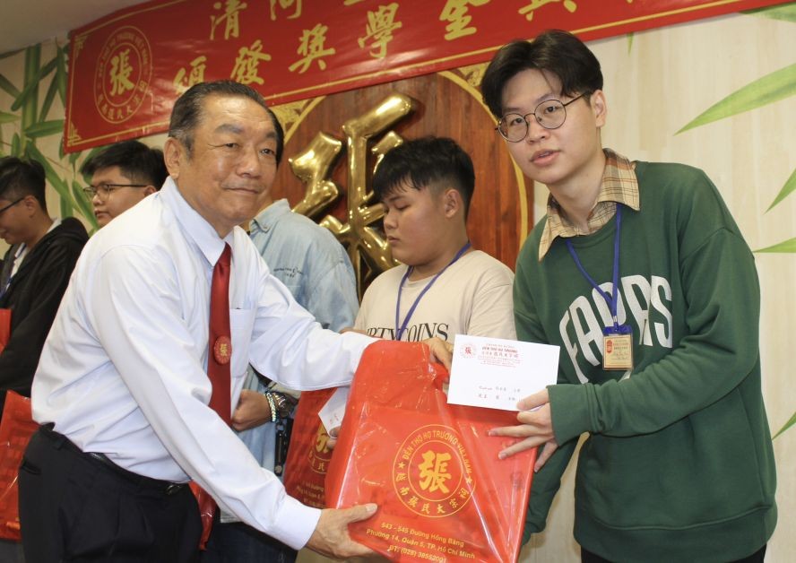 张氏宗祠理事长张敬明向优秀生颁奖。