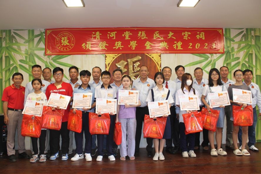 张氏宗祠诸位理事会与优秀子弟合影。