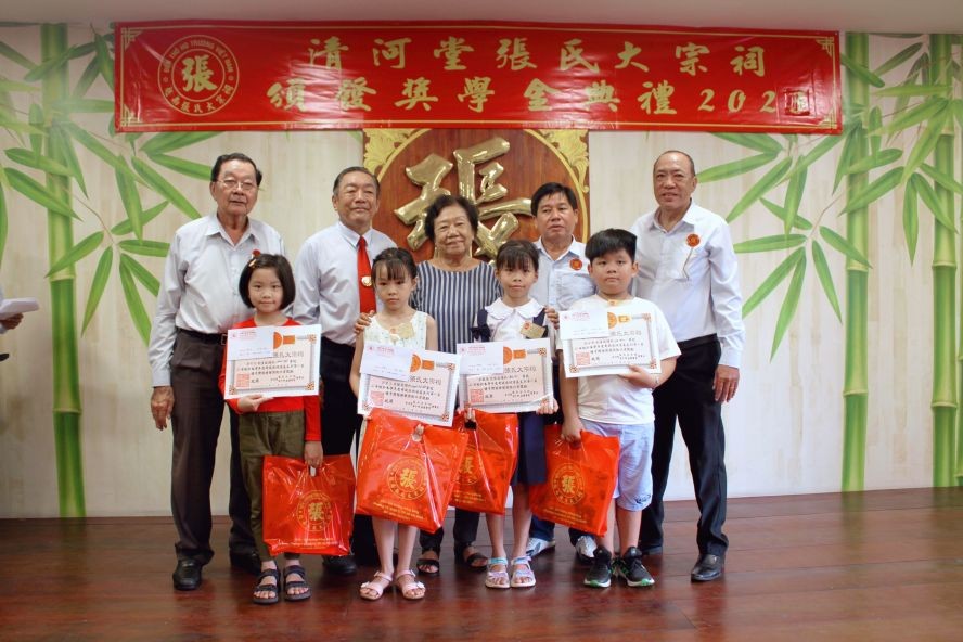 张氏宗祠诸位理事会与优秀子弟合影。