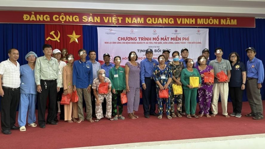 培德精舍代表团与术后白内障病人合摄。