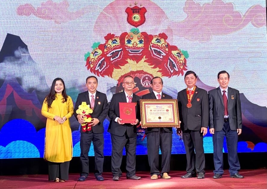胜义龙狮团领取越南纪录认证。 胜义龙狮团领取越南纪录认证。