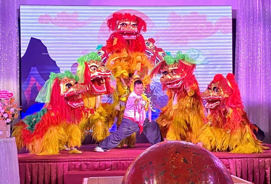 《五狮戏球》成功演出后摄。 《五狮戏球》成功演出后摄。