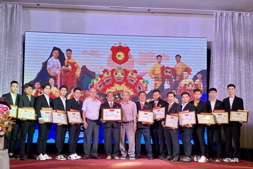 市龙狮协会向胜义龙狮团与《五狮戏球》运动员颁发奖状。 市龙狮协会向胜义龙狮团与《五狮戏球》运动员颁发奖状。