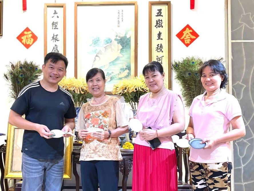 毕剑雄的3位千金(左二为次女毕桂芝)向本文作者麒麟(左一)捐赠父亲遗物。