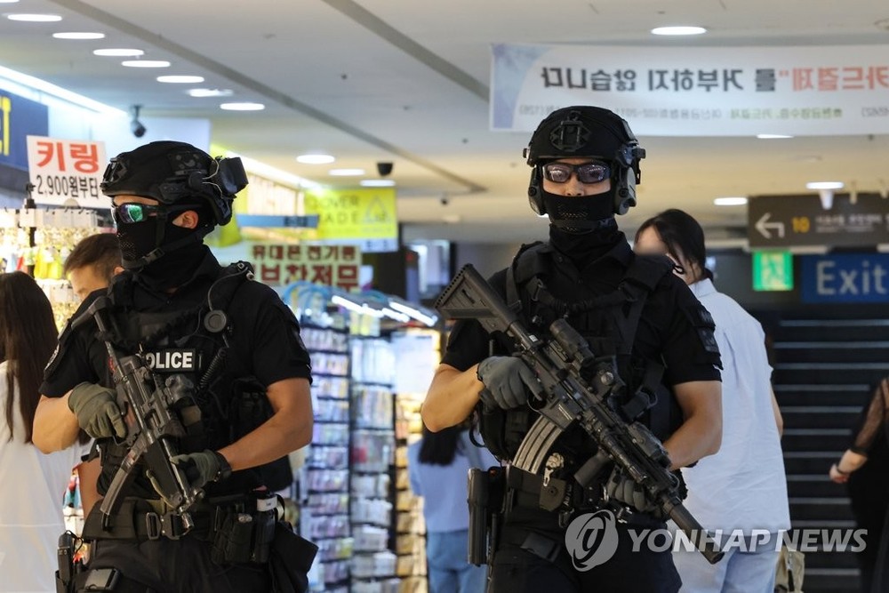 8月6日，特警部队被调派至首尔江南地铁站地下购物商场执行警戒任务。（图：韩联社）