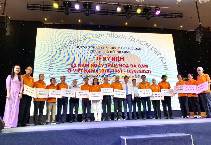 向守德市和各郡县落叶剂受害者优秀生赞助助学金。