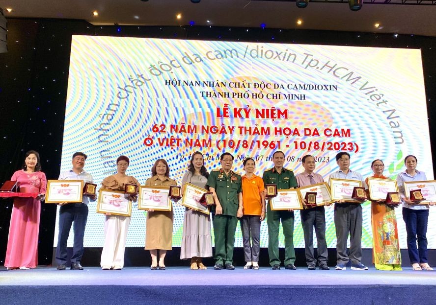 向各赞助商颁发感谢状。