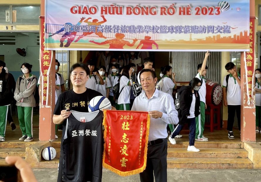 光正学校与亚洲职校篮球队互送礼物。