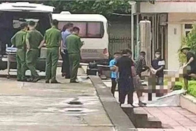 搜救人员在现场将尸体送上救护车运往太平间托法医剖尸调查死因。（图：H.D）