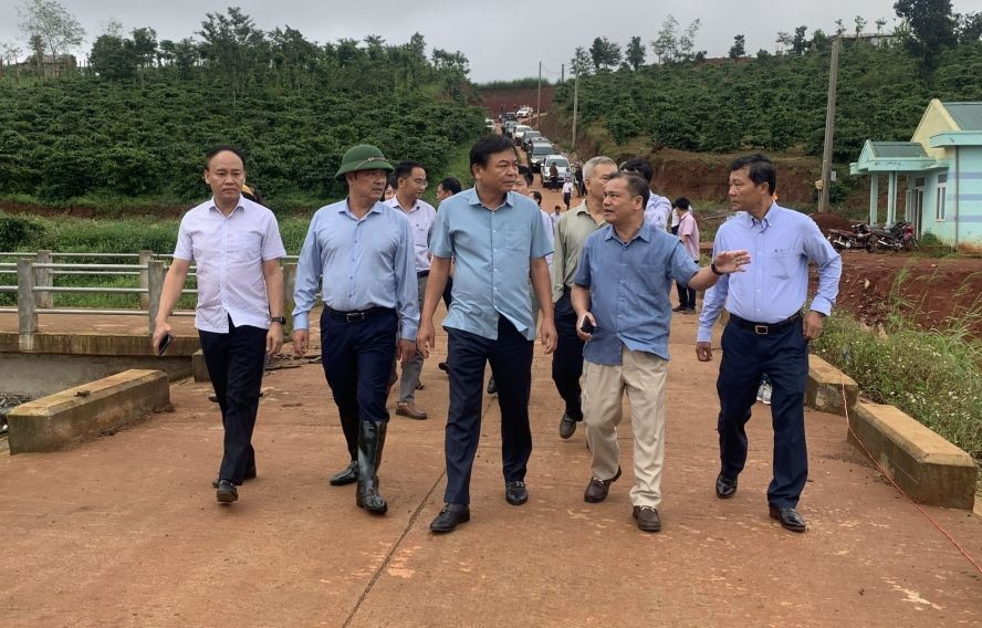 国家天灾防范指委会副主任阮黄协（前中）与工作团亲往德农省检查德讷丁蓄水库土地坍塌情况。（图：VNN）