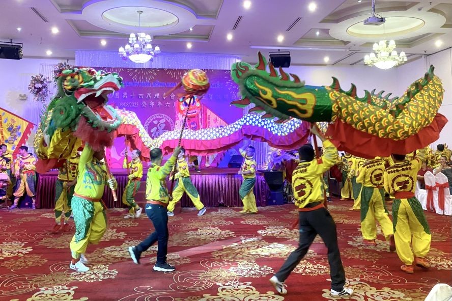 福建金龙团在席上表演助兴。