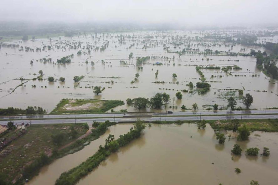 泰国那空帕侬府That Phanom区的一条与湄公河相连的运河在暴雨中决堤，导致超过1000亩稻田被洪水淹没。（图：Pattanapong Sripiachai）