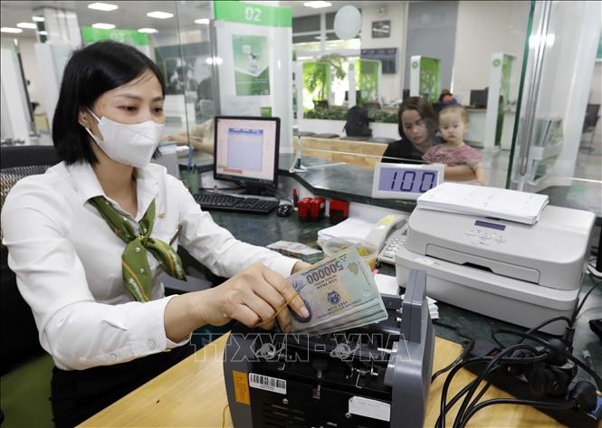 客户在越南外贸商业股份银行(Vietcombank)永福分行进行交易。