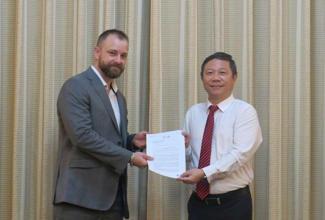 谷歌教育专责总裁向市人委会副主席杨英德递交承诺书。(图:越通社)