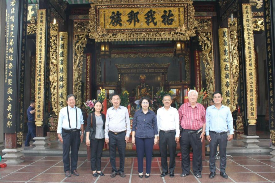 市委常务委员、守德市委书记阮友协(右三)与市委常务委员、第一郡郡委书记苏氏碧珠(中)祝贺关圣帝君宝诞。