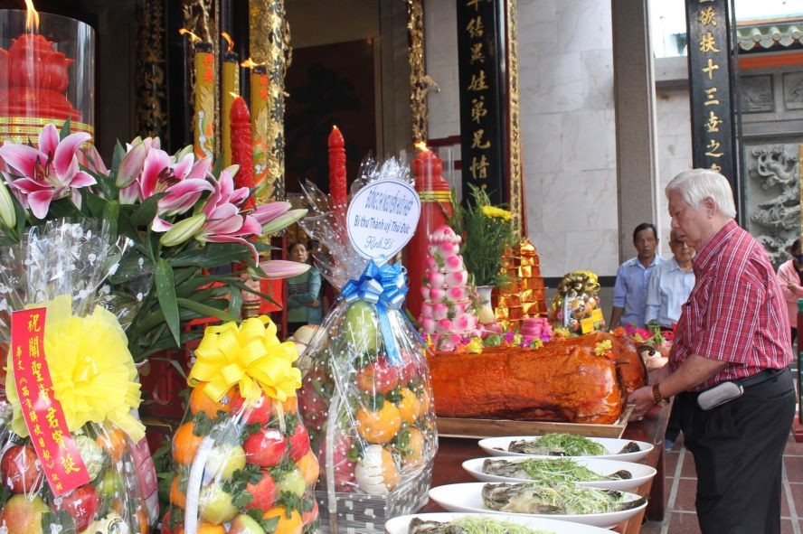 义安会馆理事长陈裕向关帝敬献金猪。