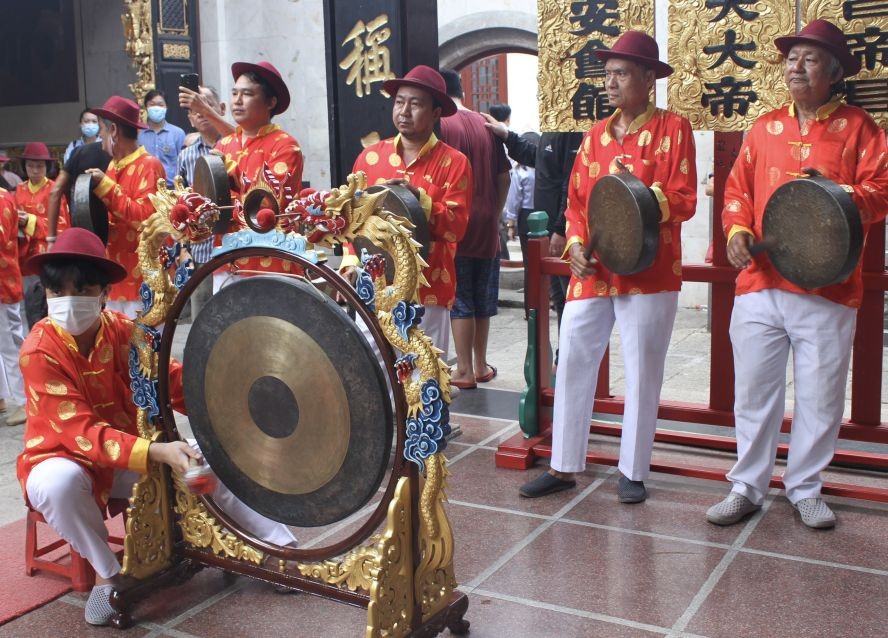 潮群大锣鼓队表演助兴。