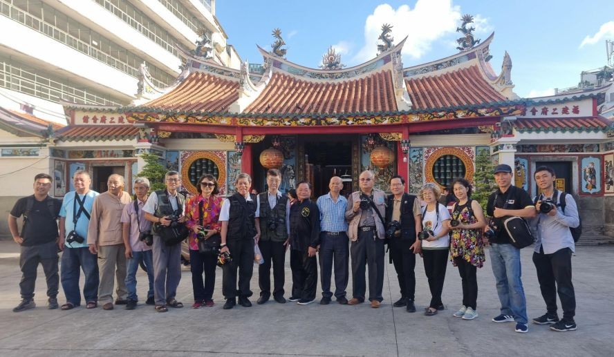 华人摄影分会在二府会馆前摄影。