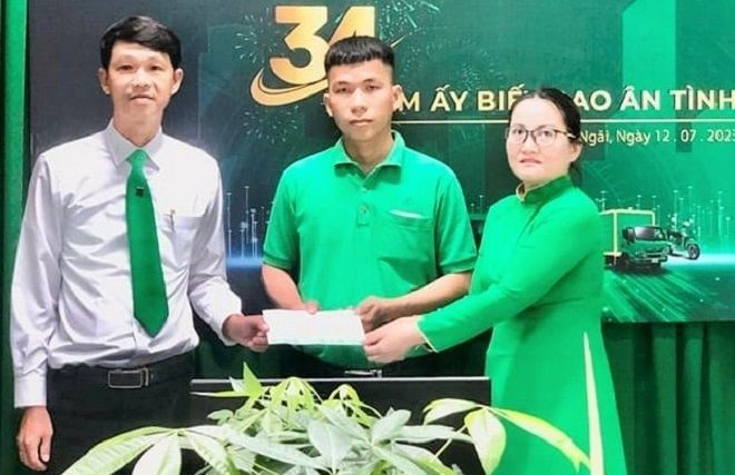 阿严（中）见财不昧的义举获得梅铃计程车公司领导的奖励。（图：M.L）