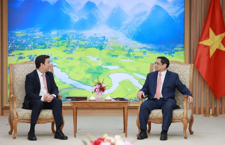 政府总理范明政(右)与福特董事长交谈。(图:VGP)