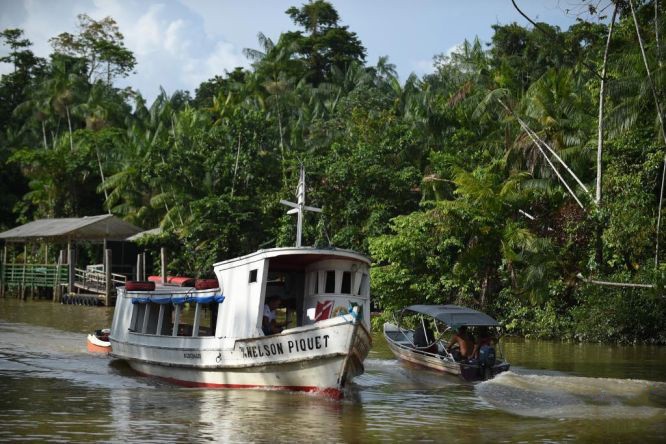 8月8日，船只行驶在峰会主办地巴西贝伦市的昆布河上。（图：新华社）