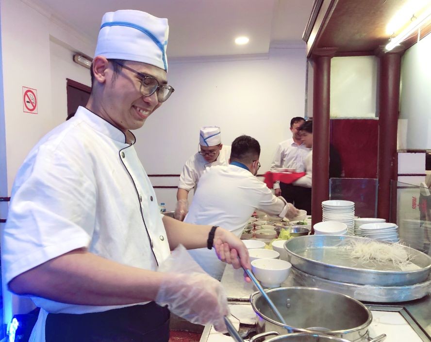 厨师准备具咖喱鸭米线