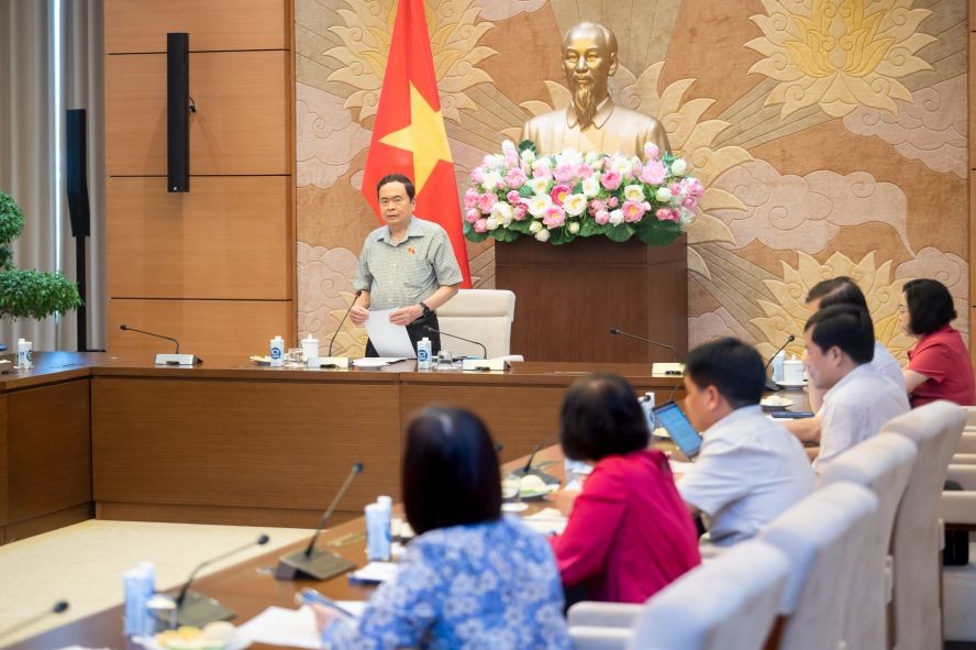 国会常务副主席陈清敏(站)主持会议。(图:国会)