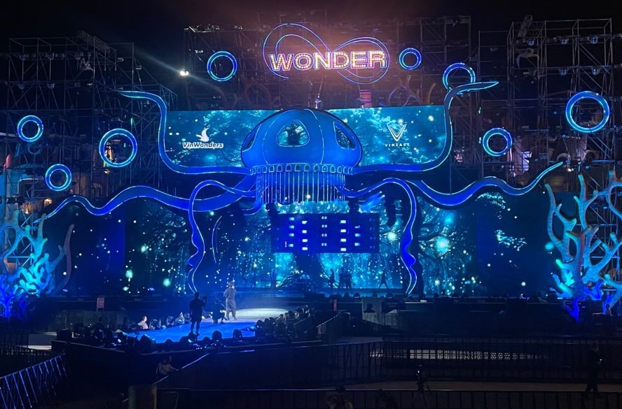 芽庄8Wonder音乐节的舞台设计令人印象深刻。