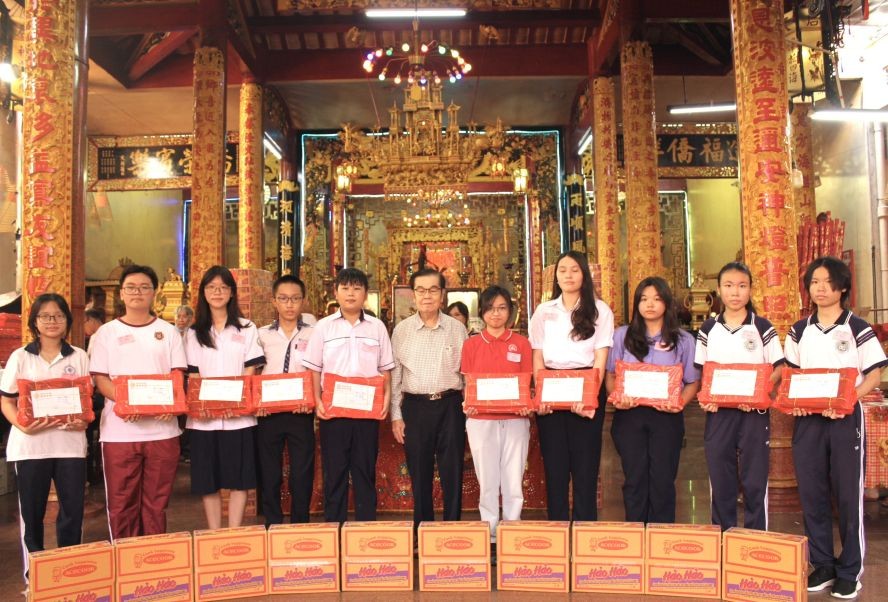 海南会馆理事长吴清华向优秀子弟颁奖。