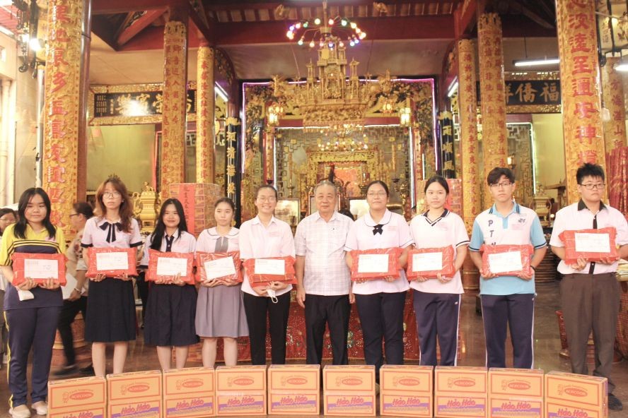 海南会馆常值副理事长孙盛强向优秀子弟颁奖。