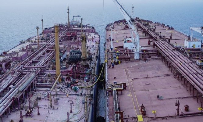 也门浮式储存和卸载装置(FSO)“安全号”石油转移作业现场。(图:联合国)
