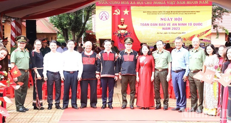 政府副总理陈留光与各代表合影。