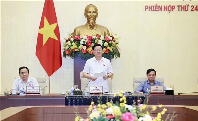 图为国会主席王廷惠(中)主持国会常委会第 24 次会议。(图:越通社)