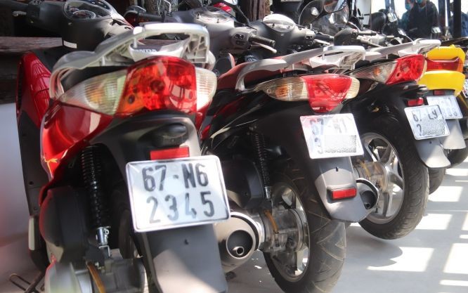 图为一辆4个号码车牌的机动车。（示意图：互联网）