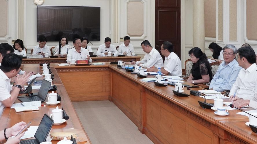 市人委会主席潘文迈（中）主持会议。（图：黄雄）